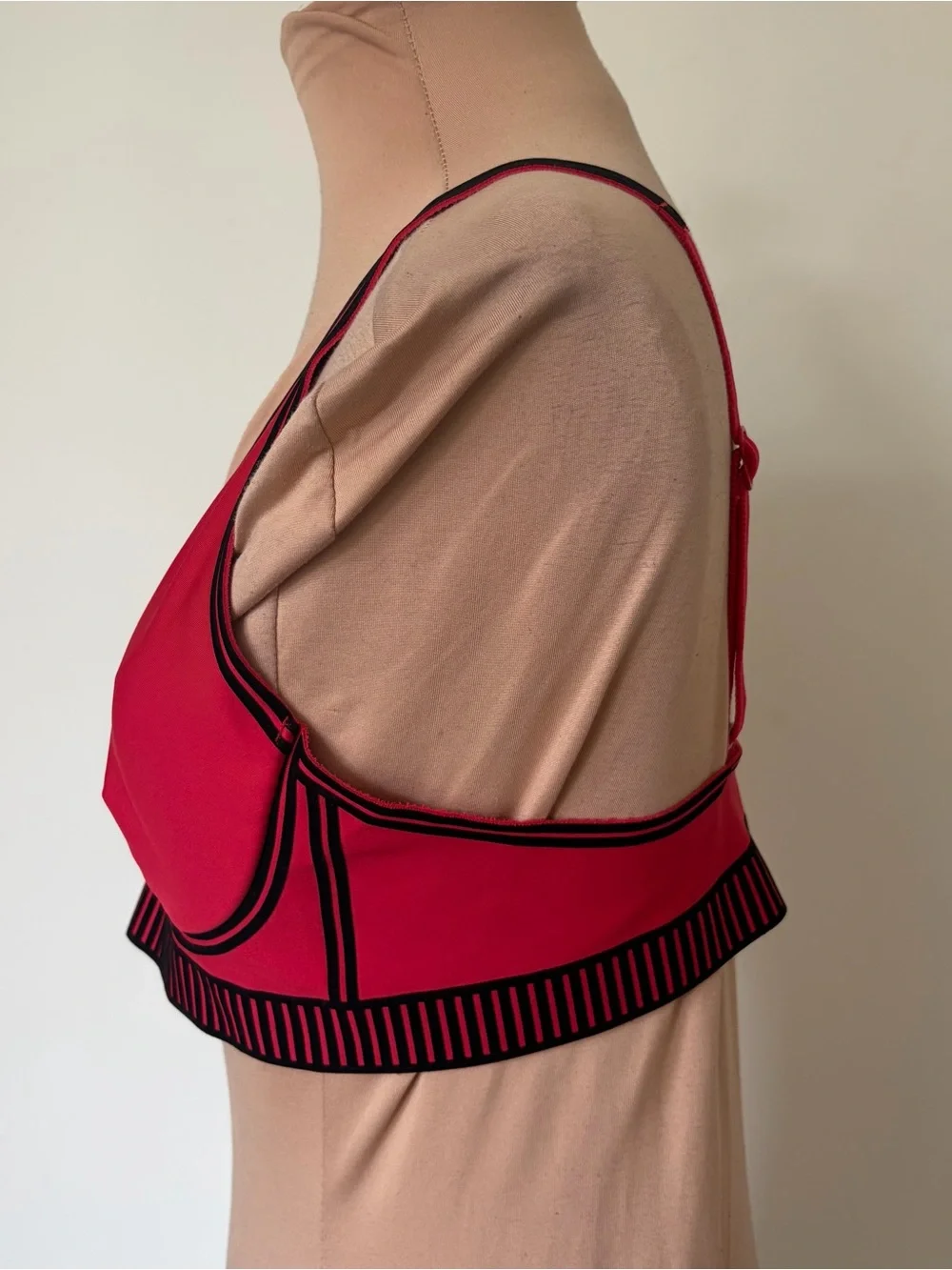 ALO YOGA Airlift Line Up Black Velvet Flocking Bold Red Sports Bra EUC Size M